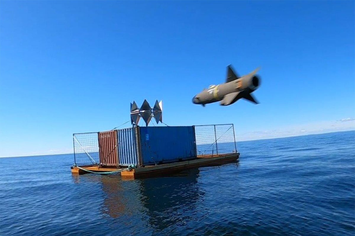 Fixed customised surface target at sea